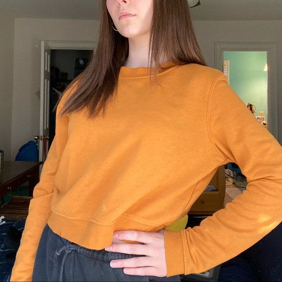 🌇 Cropped Orange Crewneck 🌇 - Picture 4 of 5